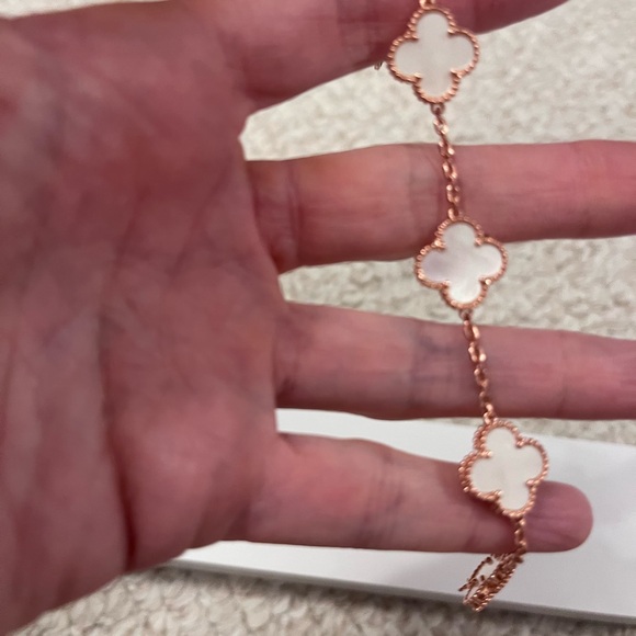 Rose gold & Mother of Pearl clover bracelet - Picture 2 of 5